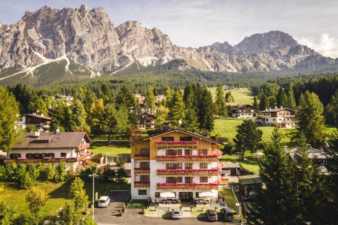 Camina Suite And Spa Cortina d'Ampezzo Exterior photo